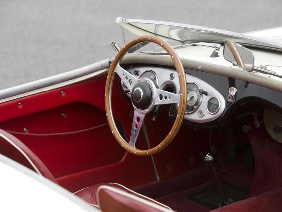 Интерьер Austin-Healey 100 (BN1) 1953 года  (фото 6 из 36)